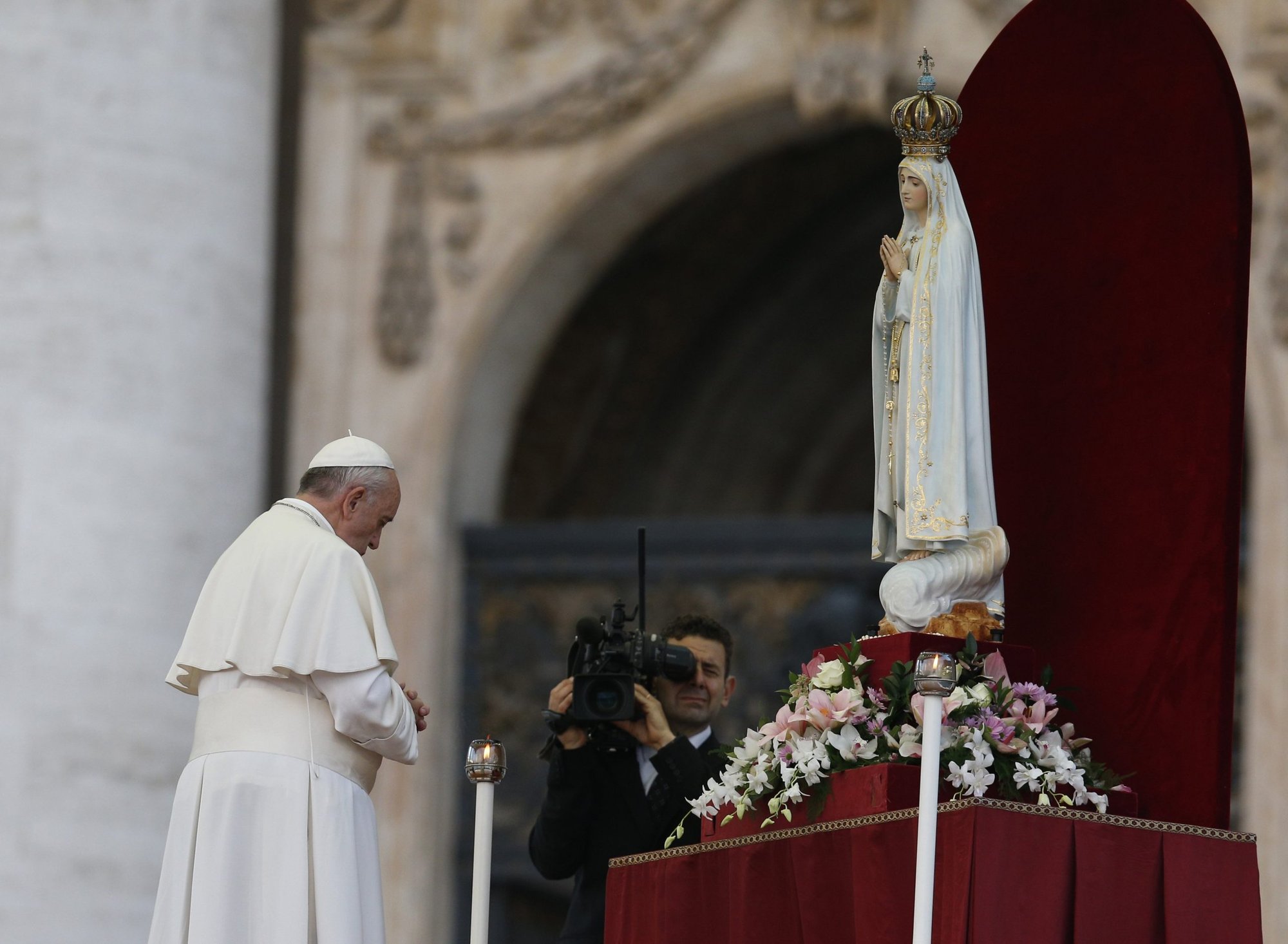 Pope Francis prays in front of the original statue of Our Lady of Fatima during a Marian vigil in St. Peter's Square at the Vatican in this Oct. 12, 2013, file photo. The pope has invited the bishops of the world to join him in "consecrating and entrusting" Russia and Ukraine to Mary March 25. (CNS photo/Paul Haring)