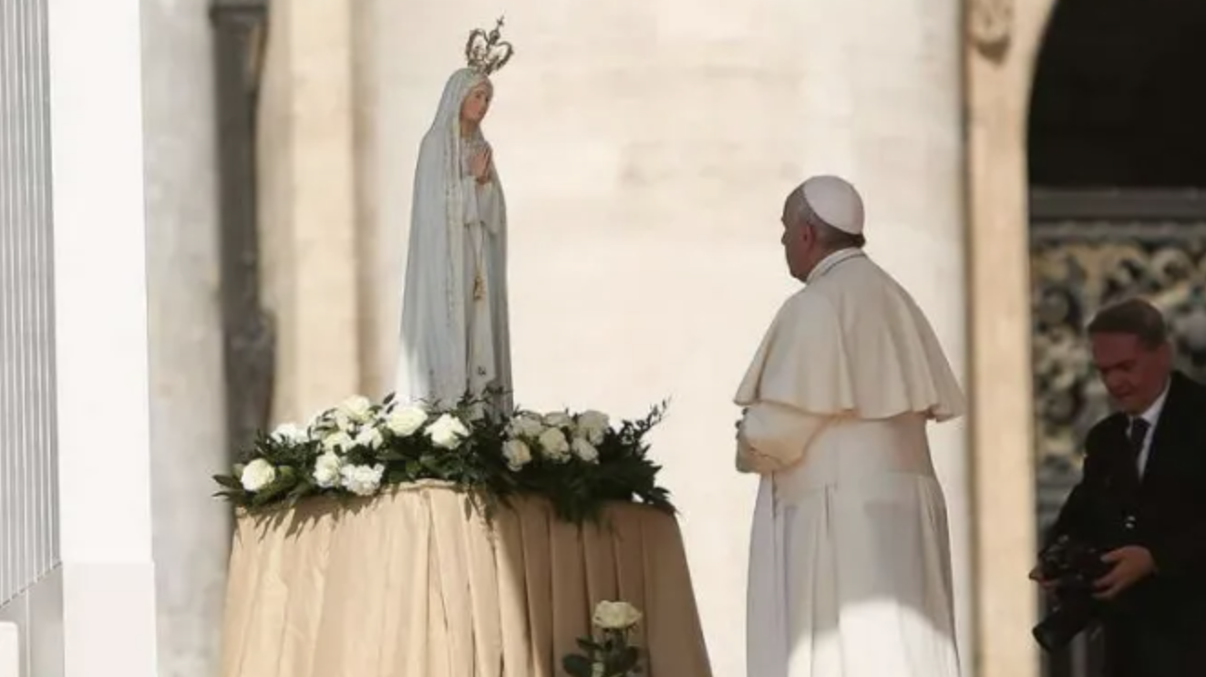 Pope Francis prays before Our Lady of Fatima May 13, 2015. (Daniel Ibanez/CNA)