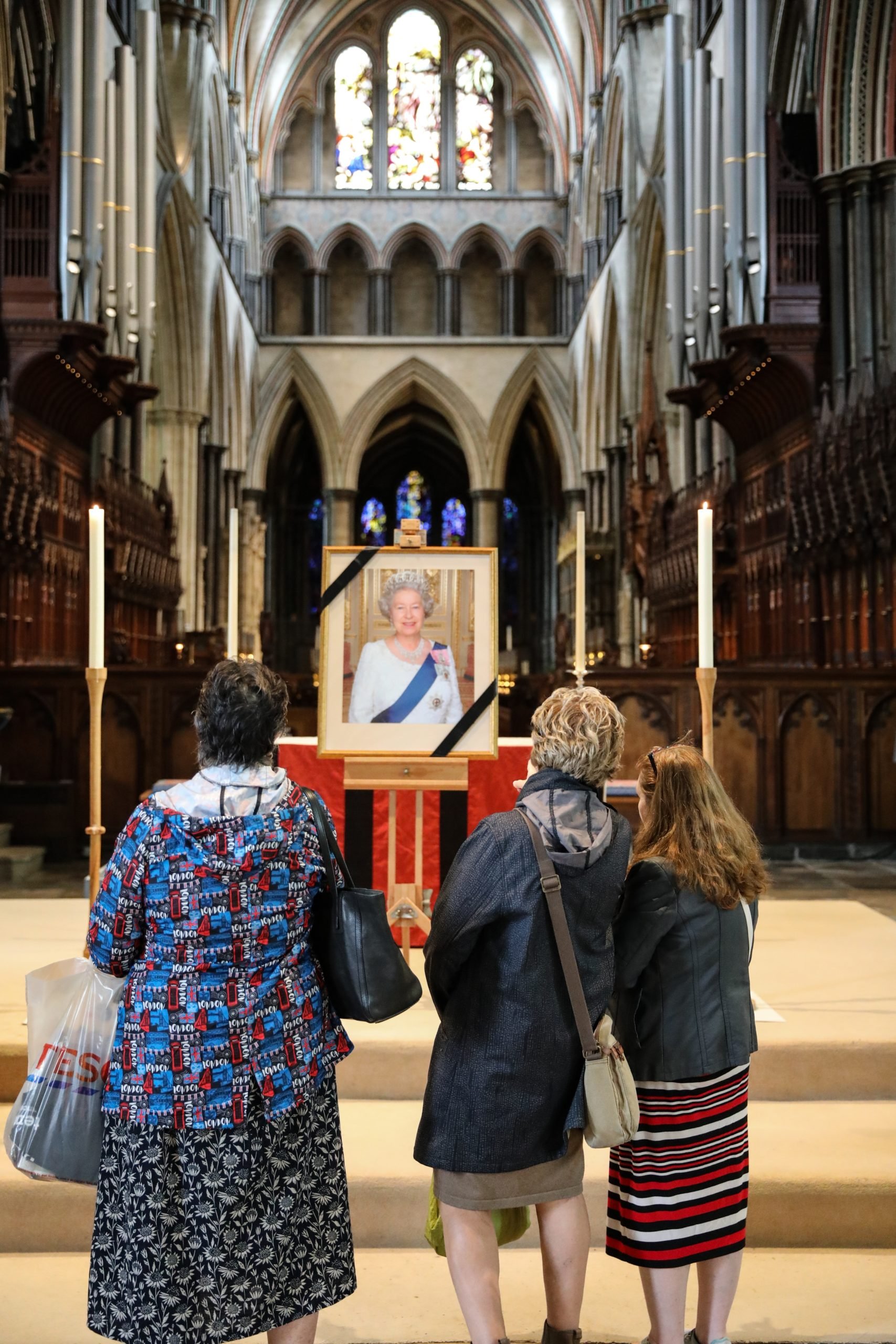 Members of the public at Salisbury Cathedral say prayers and light candles following the passing of Her Majesty Queen Elizabeth II. (Shutterstock)