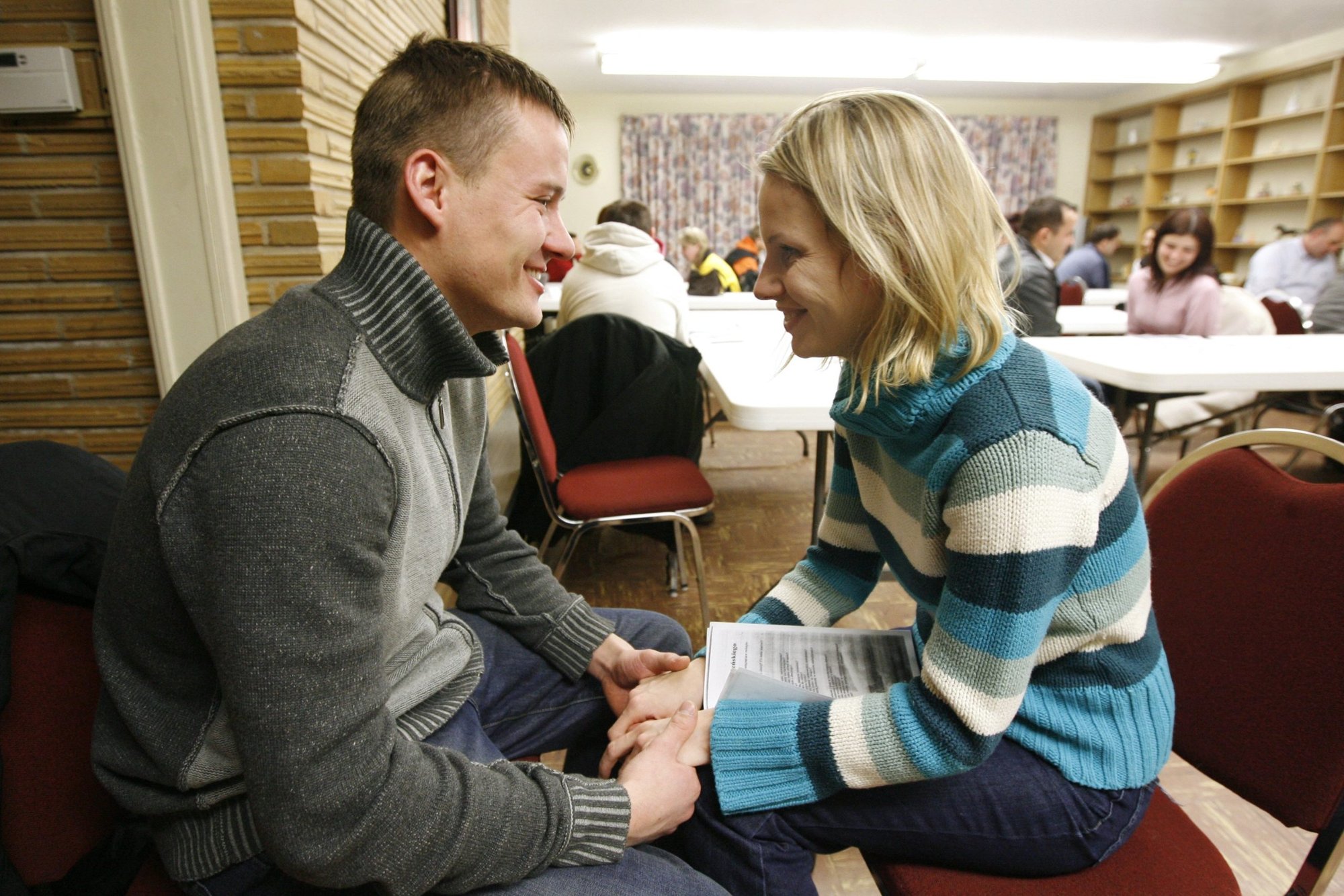 A couple works on a communication exercise at a marriage preparation class in 2009. (CNS/Karen Callaway, Katolik)