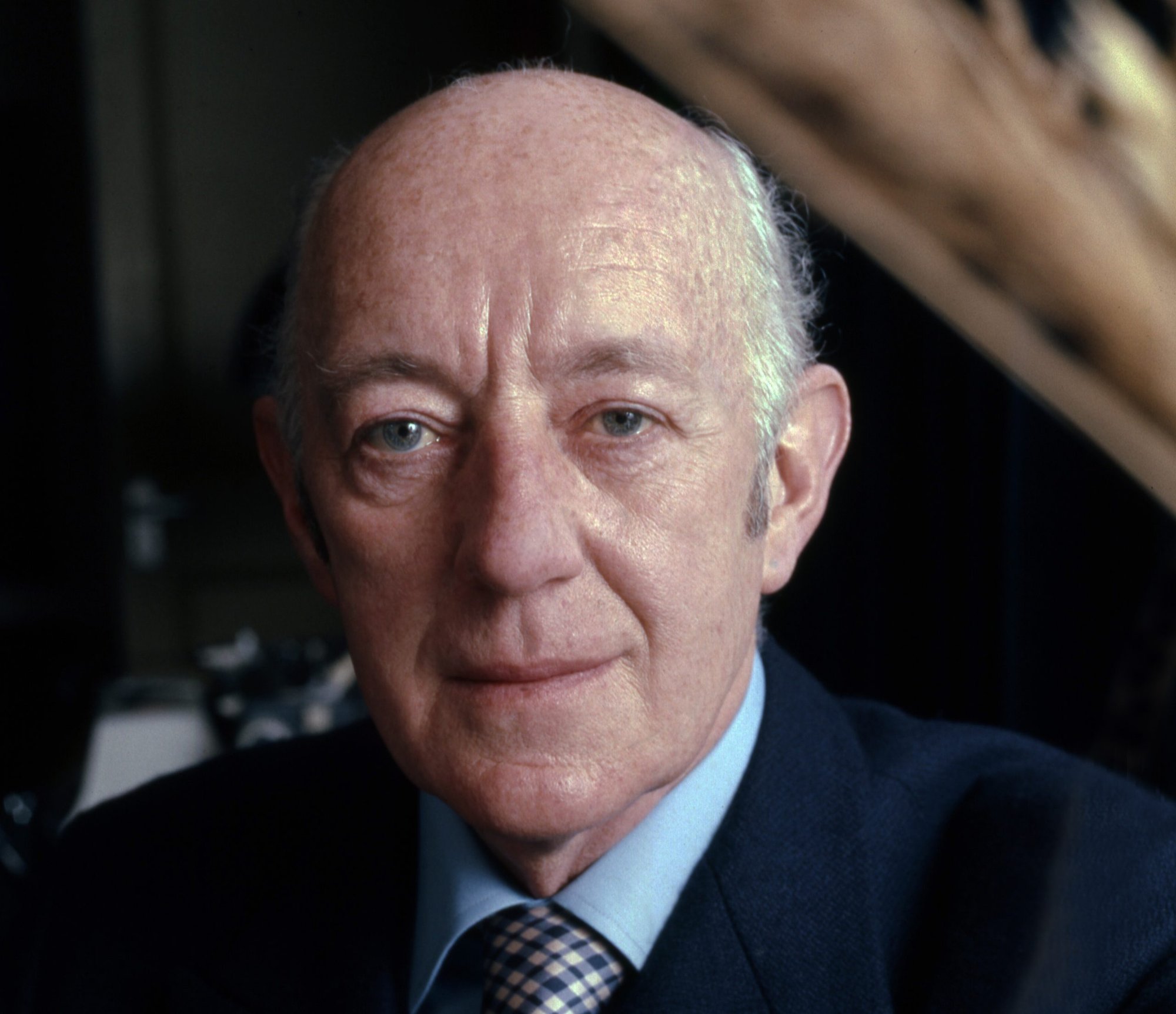 Sir Alec Guinness taken at a photographer’s studio in London in 1972. (Allan Warren/Wikimedia Commons)