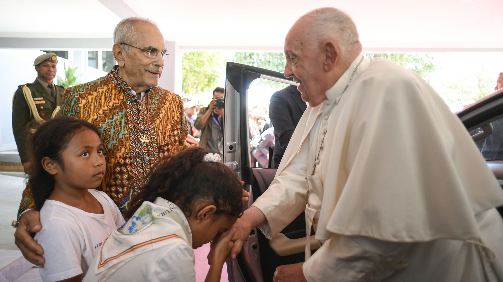 President José Ramos-Horta of Timor-Leste and two girls bid Pope Francis farewell at a ceremony at the Presidente Nicolau Lobato International Airport in Dili, Timor-Leste, Sept. 11, 2024. (CNS photo/Vatican Media)