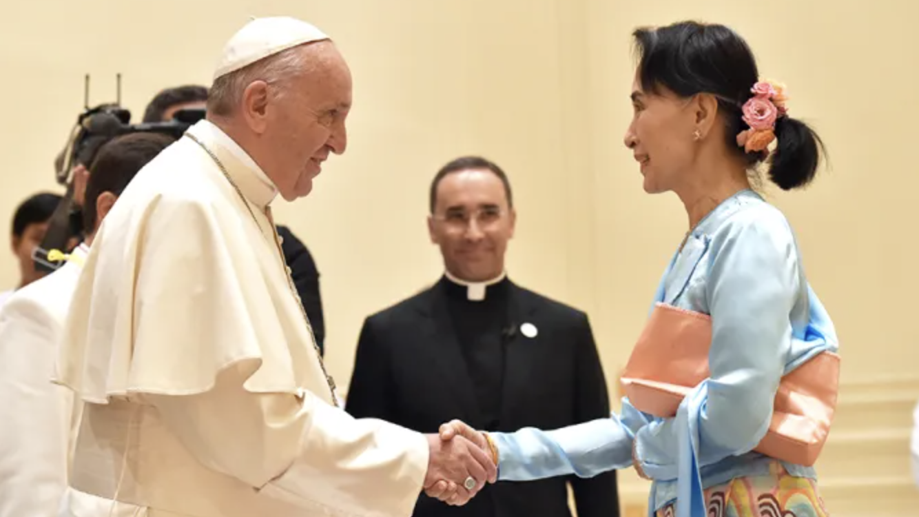 Pope Francis meets with Aung San Suu Kyi, winner of the 1991 Nobel Peace Prize, in the Diplomatic Corps Hall at the Vatican on Nov. 28, 2017. (L’Osservatore Romano/CNA)