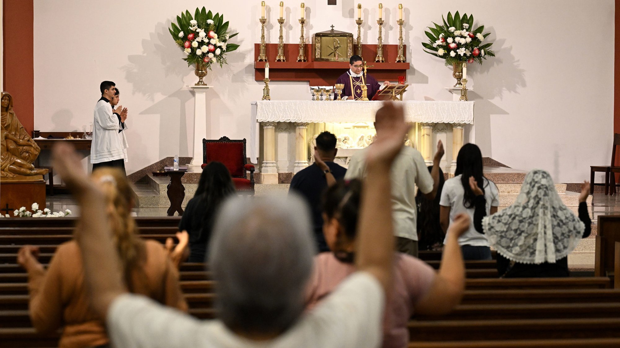 Father Daniel Lopez celebrates a bilingual Mass of Remembrance Sept. 7 at St. Agnes Church in Los Angeles for those who have lost loved ones to suicide. (John McCoy)