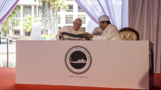 Pope Francis and Grand Imam Nasaruddin Umar sign the Istiqlal Joint Declaration 2024, titled “Fostering Religious Harmony for the Sake of Humanity,” on the grounds of Indonesia's national mosque in Jakarta, Indonesia, Sept. 5, 2024. (Daniel Ibáñez/CNA)