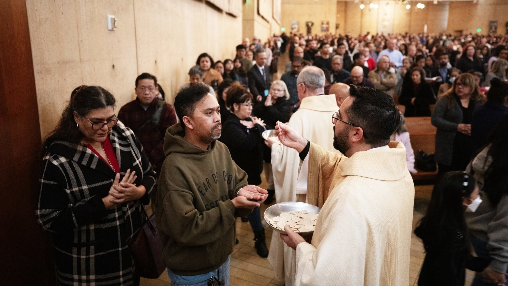 One of the requirements for receiving a plenary indulgence is to go to Mass and receive holy Communion. (Victor Alemán)