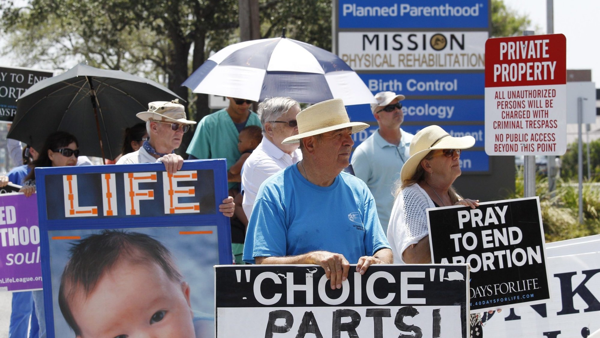 Pro-life supporters are pictured in a file photo protesting on a sidewalk outside a San Antonio Planned Parenthood clinic that performs abortions. The U.S. Supreme Court declined to hear an appeal challenging the constitutionality of "bubble zone" ordinances restricting the presence of pro-life sidewalk counselors near abortion clinics. (OSV News photo/Paul Haring)