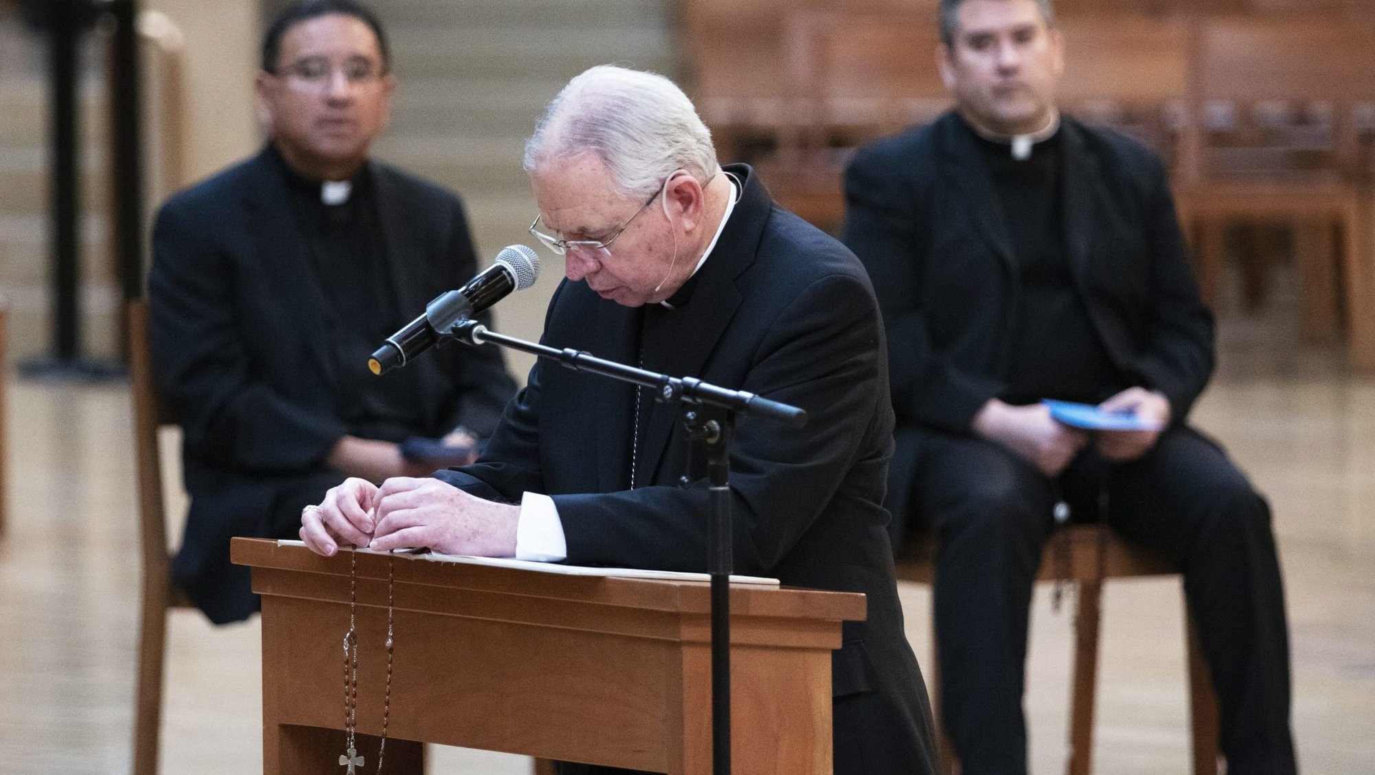 Archbishop Gomez prays the rosary in 2020. (Victor Alemán)