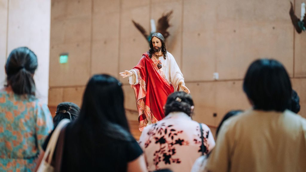 LA Catholics pray at a special Mass of consecration to the Sacred Heart of Jesus, celebrated June 12 at the Cathedral of Our Lady of the Angels. (Isabel Cacho)