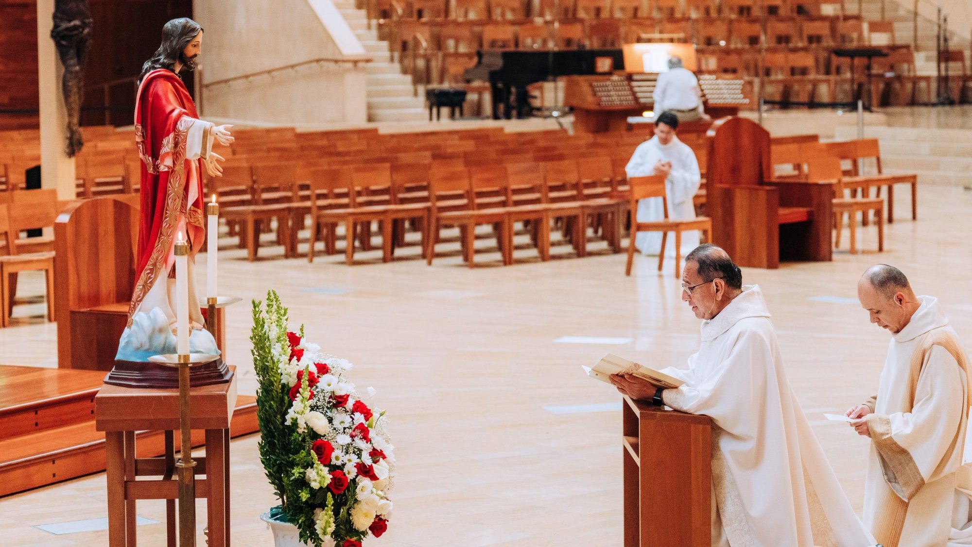 Father David Gallardo leads the prayer of consecration to the Sacred Heart of Jesus during noon Mass at the Cathedral of Our Lady of the Angels June 12. (Isabel Cacho)