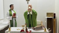 El Papa en el momento de la consagración el 16 de octubre de 2026, durante la Misa que presidió por primera vez en los cuatro días que lleva ingresado en el Hospital Gemelli. Crédito: Vatican Media.