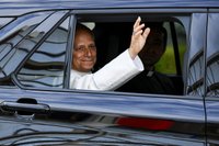 El Papa León XIV sale del hospital Gemelli en Roma, el 17 de octubre de 2026, tras el alta médica después de someterse a una cirugía pulmonar y ser diagnosticado de cáncer el 13 de octubre. (Foto OSV News/Vincenzo Livieri, Reuters)