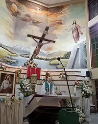 Un gran crucifijo de madera cae en esta captura de un video mientras el sacerdote redentorista Patricio Alfredo Sánchez Molinari celebra Misa el 17 de octubre de 2026 en la iglesia de Nuestra Señora del Perpetuo Socorro, en Guayaquil, Ecuador. El crucifijo golpeó directamente en la cabeza al padre Sánchez y le causó la muerte casi de inmediato. (Captura de pantalla de OSV News/video de la transmisión en vivo de la iglesia del Perpetuo Socorro de Guayaquil)