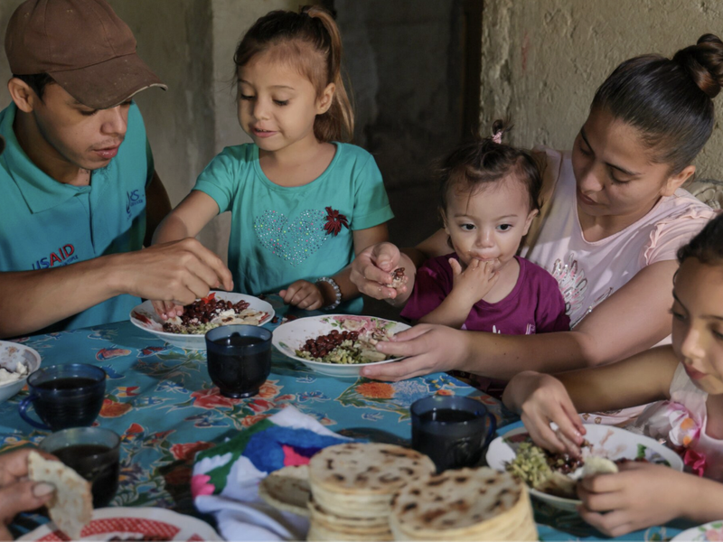 CRS celebra las tradiciones hispanas con un libro de recetas descargable​