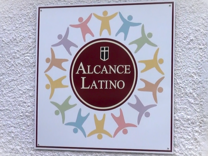 Alcance Latino provee servicios y programas gratuitos a personas de escasos recursos | Alcance Latino Provides Free Services and Programs to Low-Income People