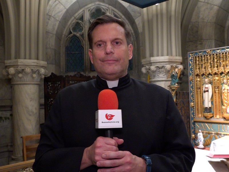 El padre Enrique Salvo invita a los fieles a elevar sus oraciones por el papa León