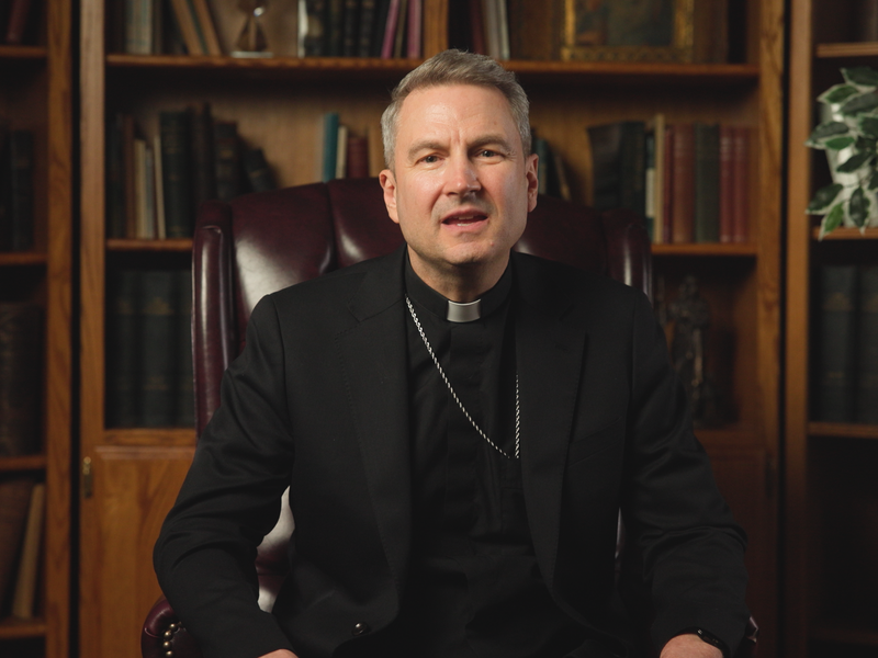 Monseñor Ronald Hicks comparte su misión y compromiso con la comunidad hispana