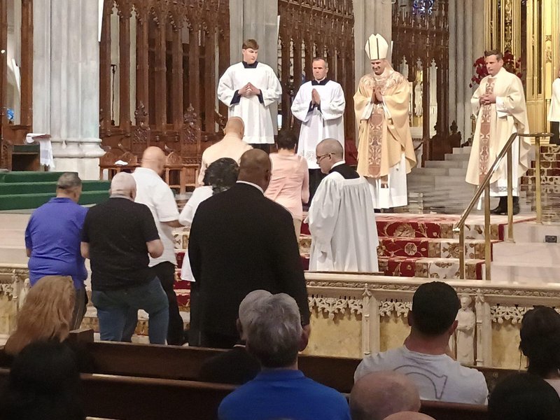 El arzobispo Hicks celebra la Misa en español en la catedral en su centésimo día