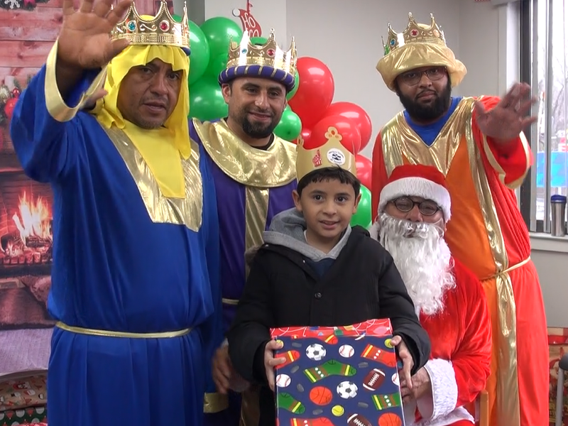 Familias celebran el Día de Reyes en el Centro de Jornaleros de Yonkers | Families Celebrate Three Kings Day at Day Laborer Center in Yonkers