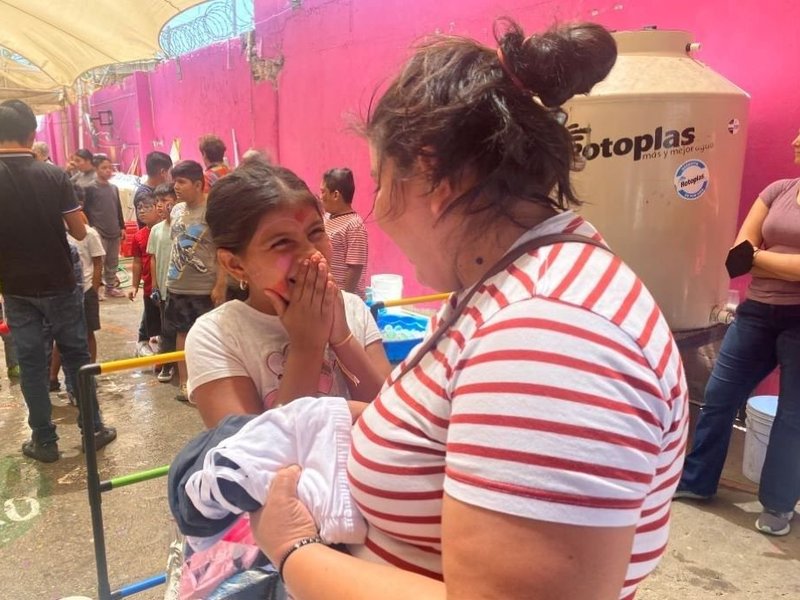 En medio de la incertidumbre en la frontera, religiosas llevan el Día de la Madre a un refugio de migrantes