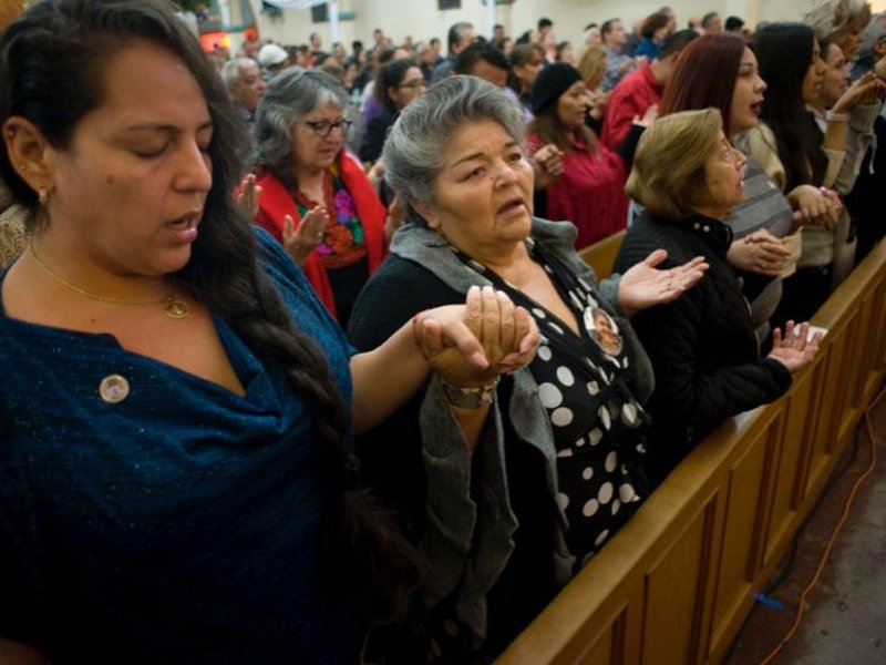Disminución de latinos en EE.UU. que se identifican como católicos es visto como una llamada a 'cambiar de marcha'