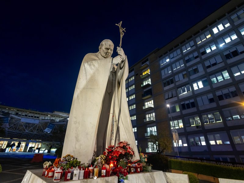 Equipo médico vuelve a modificar el tratamiento del Papa después de que las pruebas revelan una 'infección polimicrobiana'