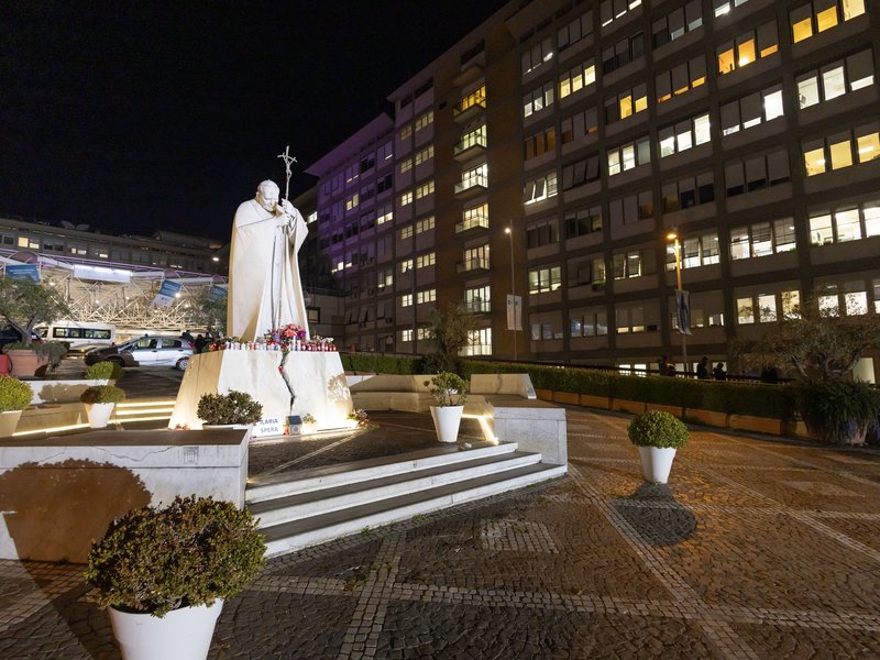 El Papa en el Gemelli: en la mañana una crisis respiratoria