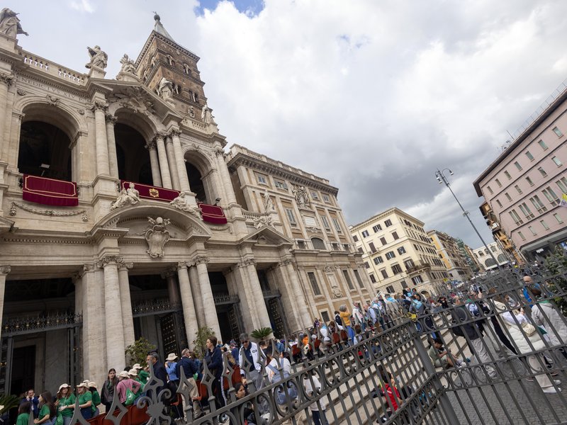 Poor To Welcome Pope's Casket to St. Mary Major Where Simple Tomb Is Ready