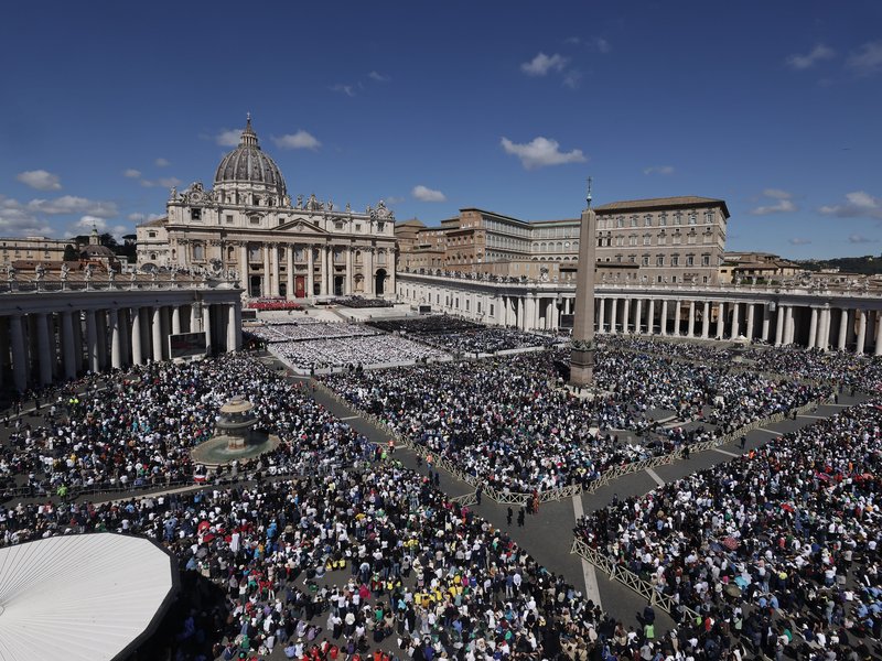 Los pobres y los poderosos rezan por el eterno descanso de un Papa 'con un corazón abierto'