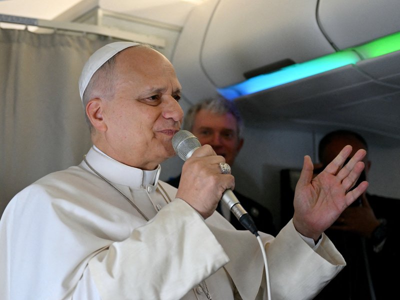 Pope on Board Plane to Algeria: 'I Am Not a Politician, I Speak of the Gospel'