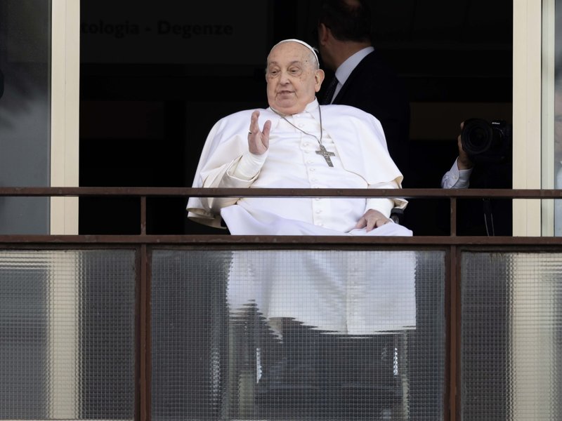 El mundo vuelve a ver al Papa desde el Gemelli: «Gracias a todos»