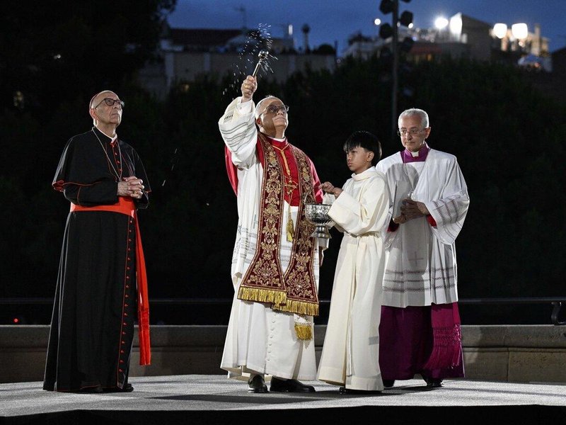 El papa León bendice la Torre de Jesucristo de la Sagrada Familia