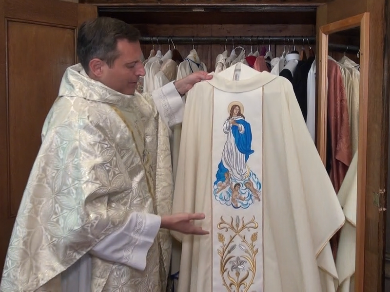 GRWM for Mass with Father Enrique Salvo: Part II - His collection of liturgical vestments | GRWM para Misa con el padre Enrique Salvo: Parte II - Su colección de vestimentas litúrgicas