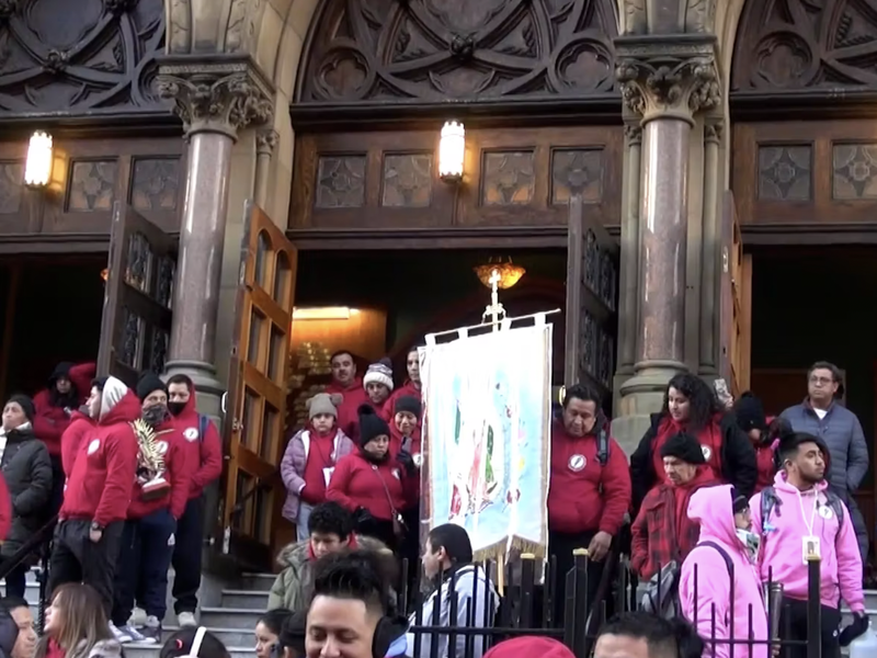 Cientos de personas asistieron a la procesión y Misa de Nuestra Señora de Guadalupe | Hundreds of people attended the procession and Mass of Our Lady of Guadalupe