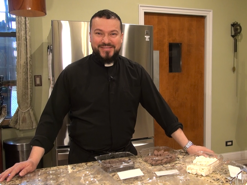 El padre Fredy Patiño nos enseña a hacer huevos de Pascua de chocolate | Father Fredy Patiño Teaches Us How to Make Chocolate Easter Eggs