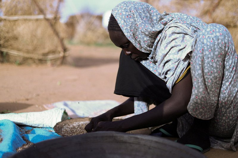 En una foto de archivo, Hanan Adam Hassan, una madre sudanesa desplazada y madre de cinco hijos, prepara comida en un refugio del campamento en medio del conflicto en curso entre las Fuerzas de Apoyo Rápido, de carácter paramilitar, y el ejército sudanés, en Tawila, Darfur del Norte, Sudán, el 30 de julio de 2025. En un mensaje con motivo del Día Mundial de la Alimentación 2026, el Papa León XIV advirtió que el hambre sigue siendo un fracaso moral a escala mundial instó a los líderes mundiales a poner la innovación, la agricultura y los sistemas alimentarios al servicio de la dignidad humana, en lugar de al servicio del lucro o de intereses geopolíticos. (Foto OSV News/Mohamed Jamal, Reuters)