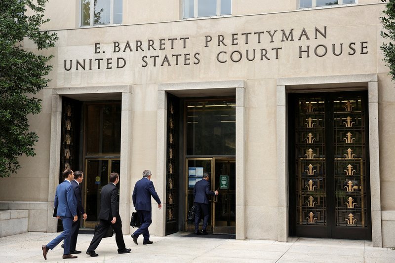 Abogados llegan al Tribunal Federal E. Barrett Prettyman, en Washington, en esta fotografía de archivo del 28 de agosto de 2023. El 20 de octubre de 2026, la Corte de Apelaciones de Estados Unidos para el Circuito del Distrito de Columbia dictaminó que una coalición de organizaciones religiosas puede continuar con su impugnación de la decisión del Gobierno de Trump de levantar las restricciones a las operaciones de control migratorio en los lugares de culto. (Foto de OSV News/Kevin Wurm, Reuters)