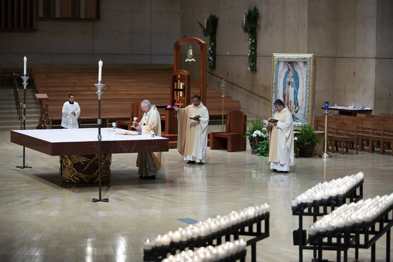 Arzobispo José H. Gomez celebra la misa de Pascua el 12 abril 2020. (Victor Alemán)