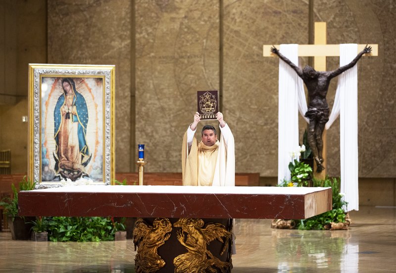 EASTER SUNDAY MASS ARCHBISHOP 20 5 VL5 A6503 124