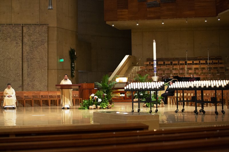 EASTER SUNDAY MASS ARCHBISHOP 20 8 VL5 A6536 124