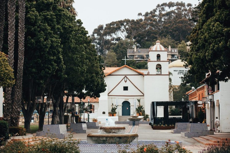 La Basílica Misión de San Buenaventura fue develada como la primera basílica en la Arquidiócesis de Los Angeles, y la 88 en los Estados Unidos, durante una misa especial celebrada afuera en el jardín de la misión el 15 de julio de 2020. (Colton Machado/Arquidiócesis de LA)