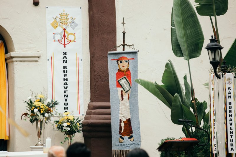 La Basílica Misión de San Buenaventura fue develada como la primera basílica en la Arquidiócesis de Los Angeles, y la 88 en los Estados Unidos, durante una misa especial celebrada afuera en el jardín de la misión el 15 de julio de 2020. (Colton Machado/Arquidiócesis de LA)