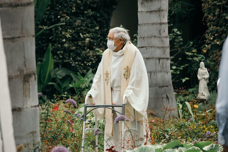 La Basílica Misión de San Buenaventura fue develada como la primera basílica en la Arquidiócesis de Los Angeles, y la 88 en los Estados Unidos, durante una misa especial celebrada afuera en el jardín de la misión el 15 de julio de 2020. (Colton Machado/Arquidiócesis de LA)