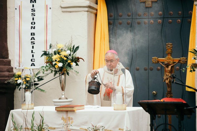 La Basílica Misión de San Buenaventura fue develada como la primera basílica en la Arquidiócesis de Los Angeles, y la 88 en los Estados Unidos, durante una misa especial celebrada afuera en el jardín de la misión el 15 de julio de 2020. (Colton Machado/Arquidiócesis de LA)