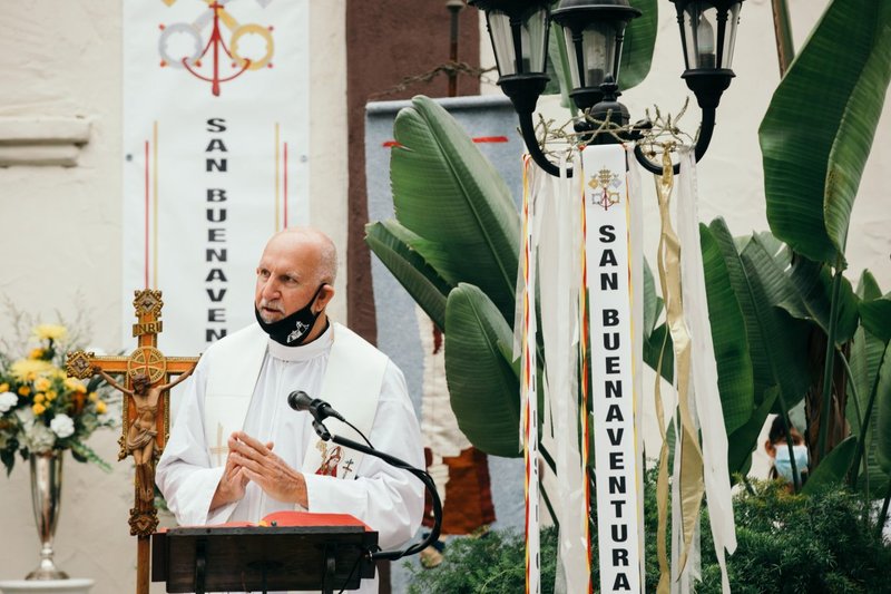 La Basílica Misión de San Buenaventura fue develada como la primera basílica en la Arquidiócesis de Los Angeles, y la 88 en los Estados Unidos, durante una misa especial celebrada afuera en el jardín de la misión el 15 de julio de 2020. (Colton Machado/Arquidiócesis de LA)
