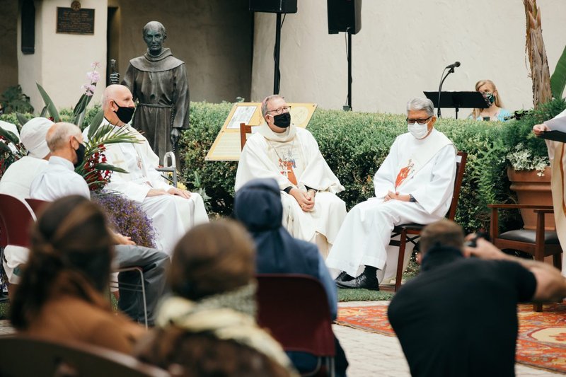 La Basílica Misión de San Buenaventura fue develada como la primera basílica en la Arquidiócesis de Los Angeles, y la 88 en los Estados Unidos, durante una misa especial celebrada afuera en el jardín de la misión el 15 de julio de 2020. (Colton Machado/Arquidiócesis de LA)