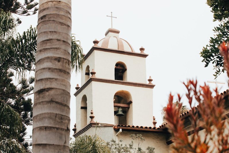 La Basílica Misión de San Buenaventura fue develada como la primera basílica en la Arquidiócesis de Los Angeles, y la 88 en los Estados Unidos, durante una misa especial celebrada afuera en el jardín de la misión el 15 de julio de 2020. (Colton Machado/Arquidiócesis de LA)