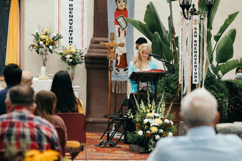 La Basílica Misión de San Buenaventura fue develada como la primera basílica en la Arquidiócesis de Los Angeles, y la 88 en los Estados Unidos, durante una misa especial celebrada afuera en el jardín de la misión el 15 de julio de 2020. (Colton Machado/Arquidiócesis de LA)