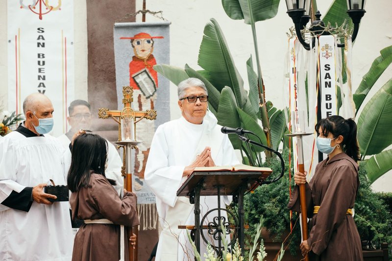 La Basílica Misión de San Buenaventura fue develada como la primera basílica en la Arquidiócesis de Los Angeles, y la 88 en los Estados Unidos, durante una misa especial celebrada afuera en el jardín de la misión el 15 de julio de 2020. (Colton Machado/Arquidiócesis de LA)