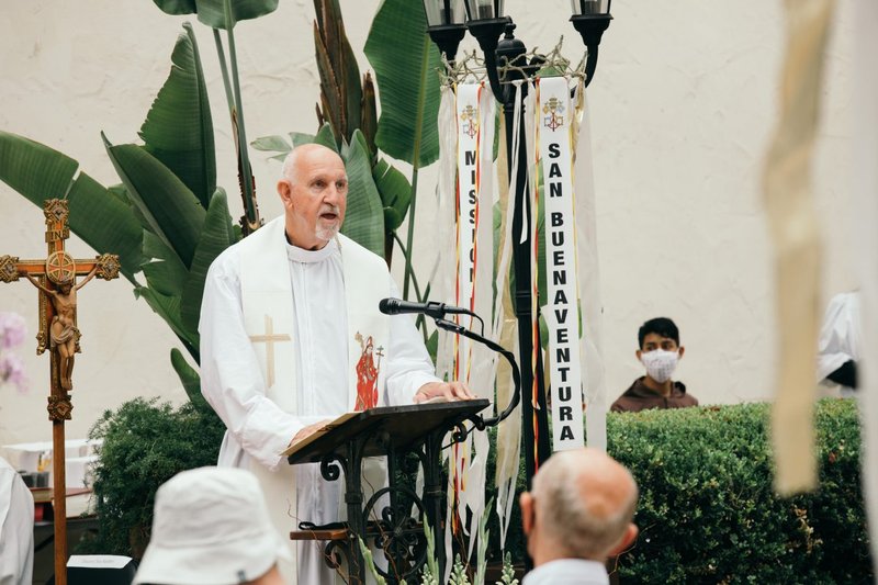 La Basílica Misión de San Buenaventura fue develada como la primera basílica en la Arquidiócesis de Los Angeles, y la 88 en los Estados Unidos, durante una misa especial celebrada afuera en el jardín de la misión el 15 de julio de 2020. (Colton Machado/Arquidiócesis de LA)